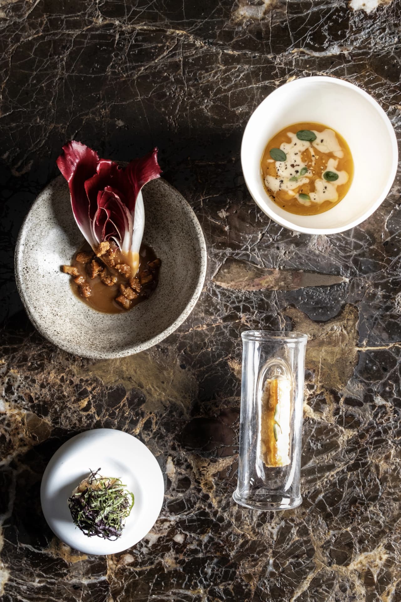 Menu degustazione di Matteo Grandi chef su tavolo in marmo