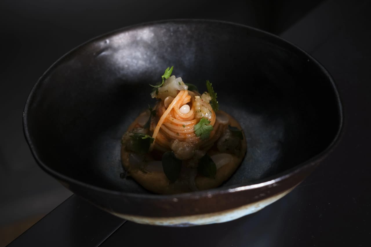 Pasta in ciotola scura, creazione di Matteo Grandi cuoco