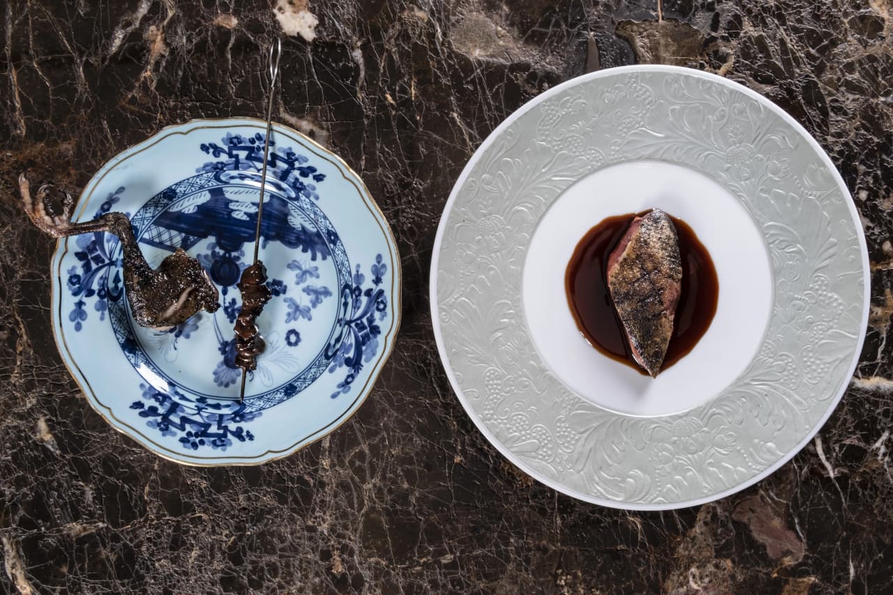 Piatto signature di Matteo Grandi chef su ceramica decorata