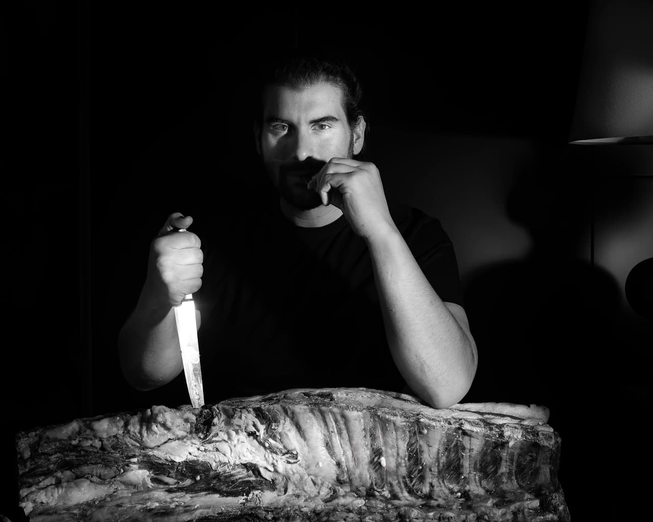 Matteo Grandi chef durante l'intervista con coltello in mano