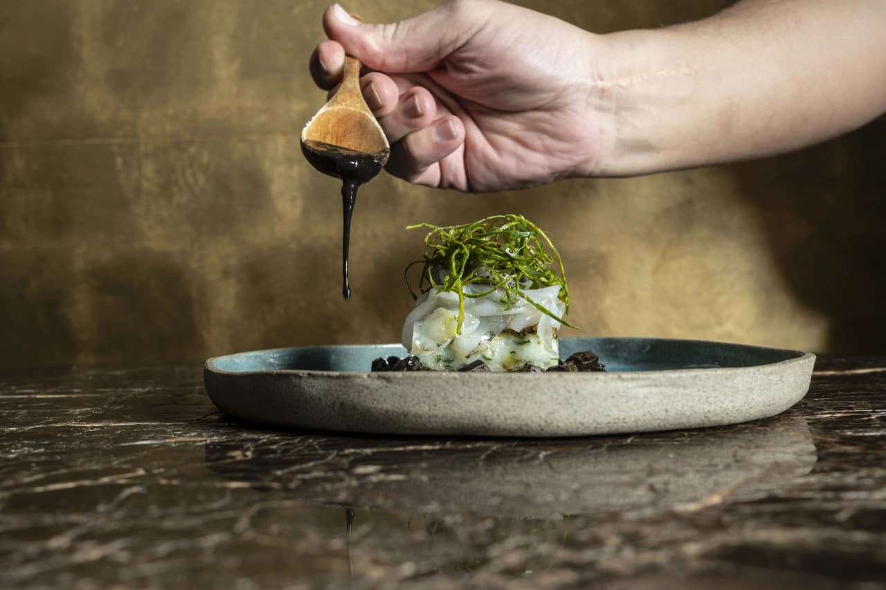 Impiattamento con salsa, tecnica dello chef Matteo Grandi